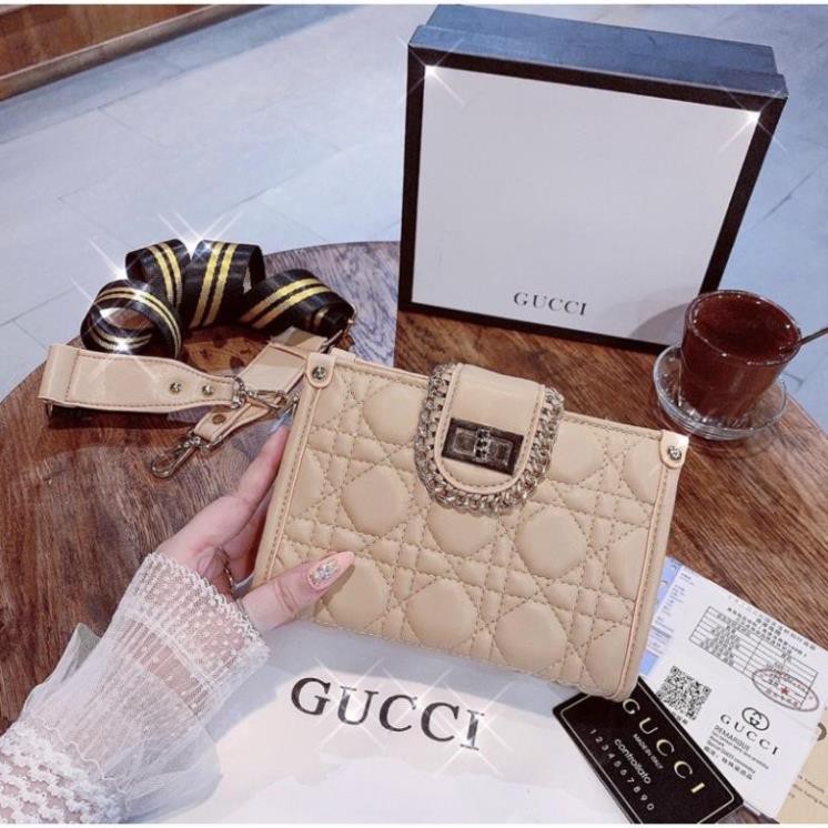 [HÀNG HOT] Túi đeo chéo nữ khoá xoay viền xích dây thổ cẩm | BigBuy360 - bigbuy360.vn