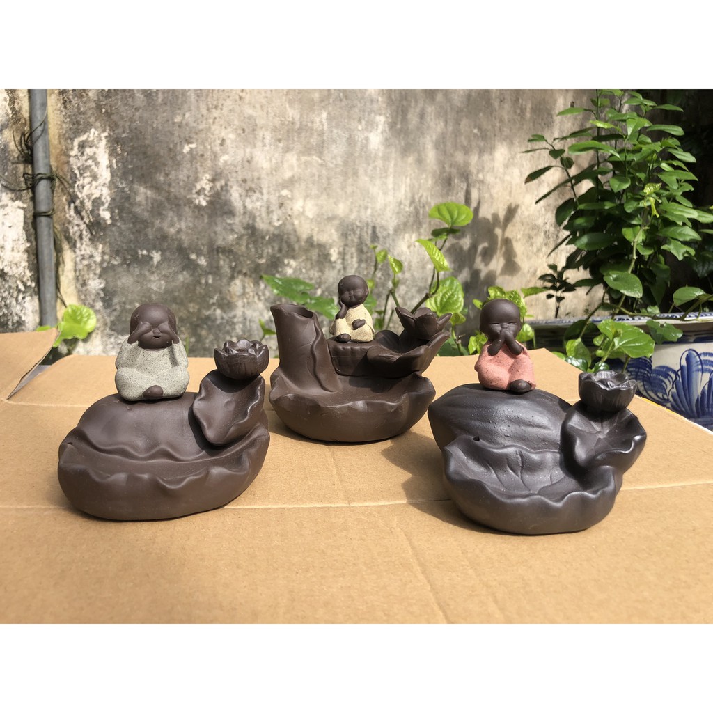 Thác Khói Trầm Hương - Chú Tiểu Ngồi Thiền Cạnh Hoa Sen