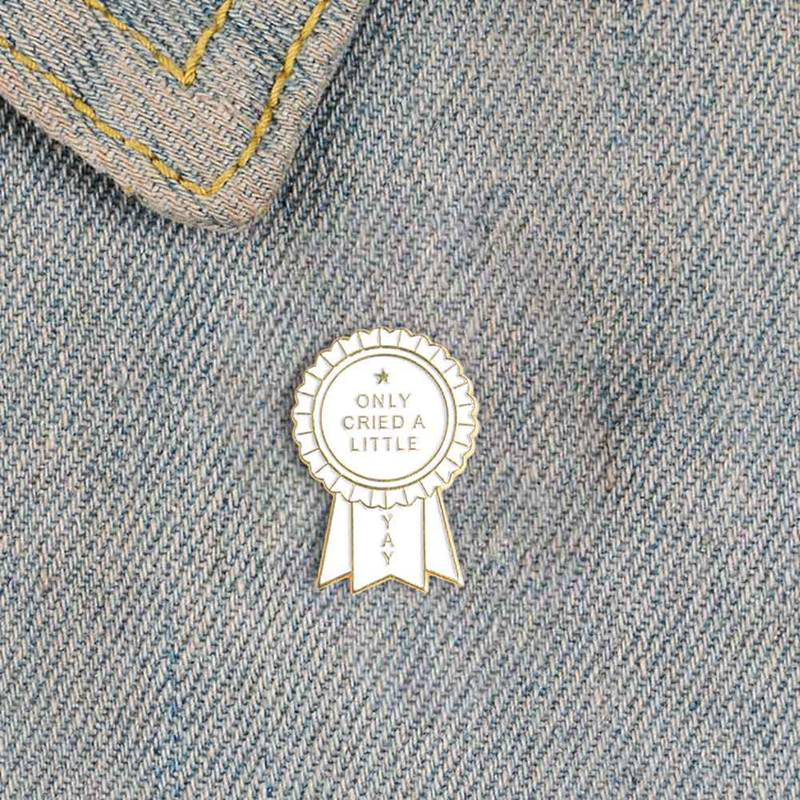 Huy Hiệu Cài Áo Kim Loại Tráng Men Hình Chữ Cái Đáng Yêu