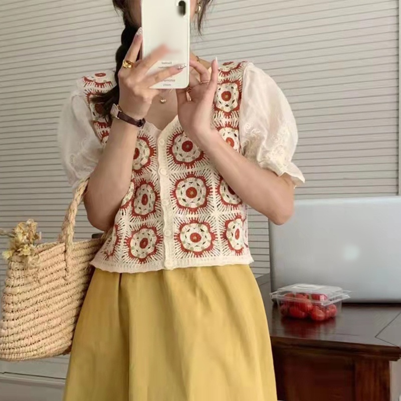 Áo Croptop Ngắn Tay Cổ Chữ V Thêu Họa Tiết Hoa Phối Nút Cài Phong Cách Pháp Cổ Điển Cho Nữ