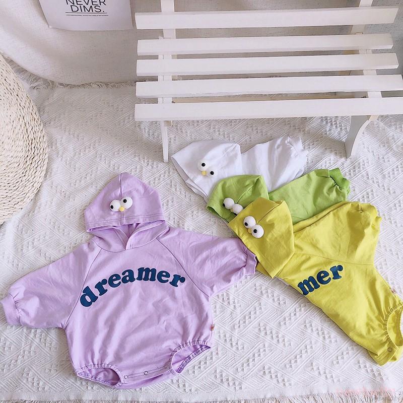 Jumpsuit tay dài hoạ tiết chữ in phong cách Hàn Quốc cho bé