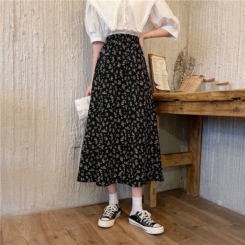 Váy lưng cao họa tiết hoa theo phong cách retro Hàn Quốc