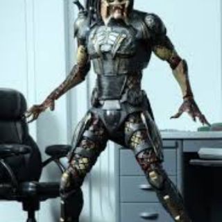 MÔ HÌNH NECA FUGITIVE PREDATOR 2018