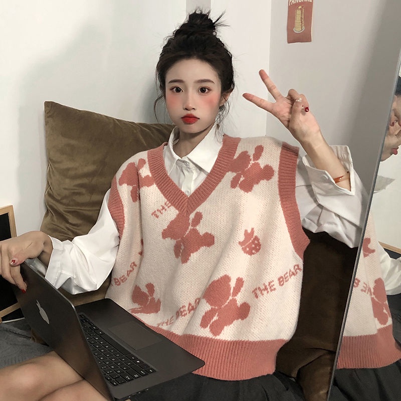 Set áo sơ mi tay dài form rộng + áo khoác len không tay hình gấu hoạt hình