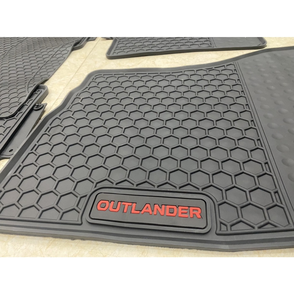 Thảm Lót Sàn Cao Su Cho Xe Outlander mẫu Tổ ong chữ đỏ- hàng không mùi , cao su đúc, vừa form xe,