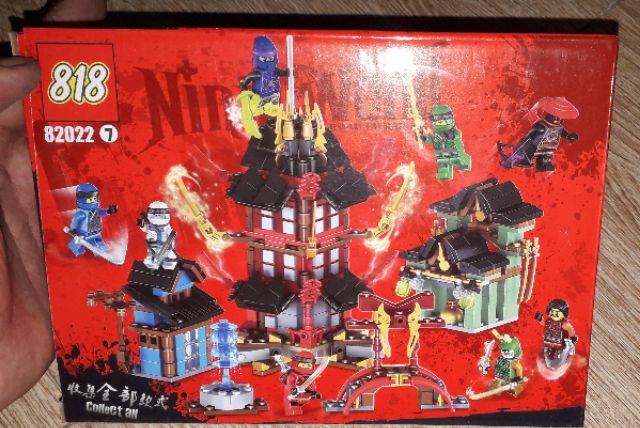 Lắp ráp 1 hộp LegoNinja 82022 có nhiều chi tiết bằng nhựa ABS rất đẹp