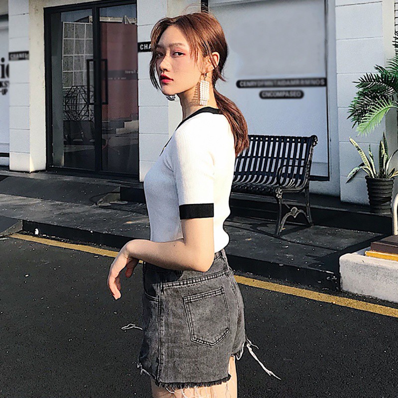 Áo thun dệt kim tay ngắn phối nút thiết kế cổ chữ V thanh lịch