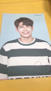 Combo mặt nạ đất sét và poster innisfree wanna one