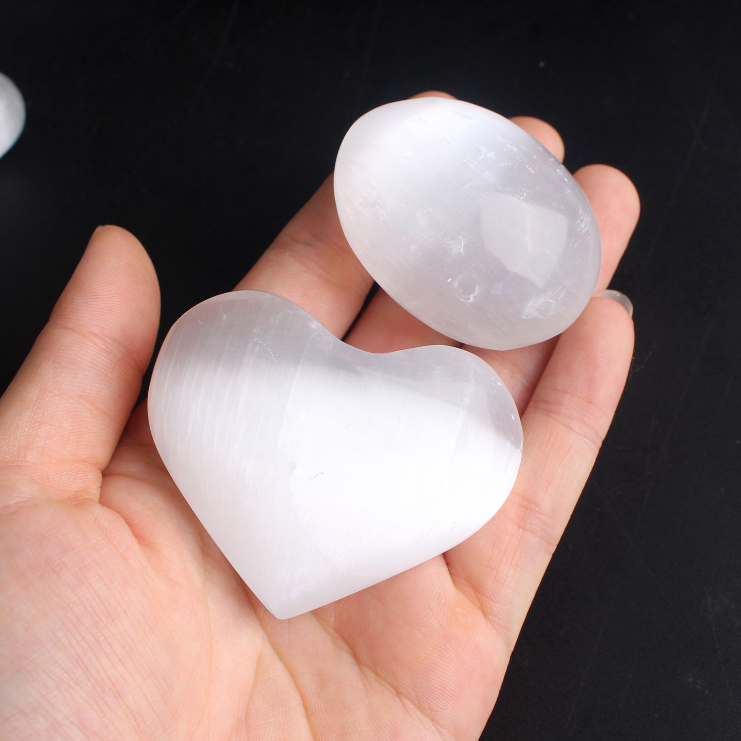 1 Tháp Selenite Gypsum Palm Tumbled Đá Thạch Anh Hình Trái Tim Màu Trắng Trong Suốt