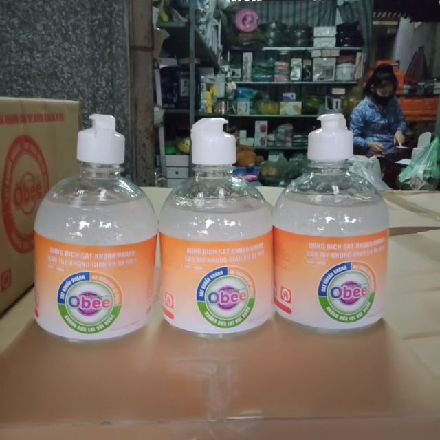 Nước rửa tay khô diệt khuẩn loại 500 ml đang gell .