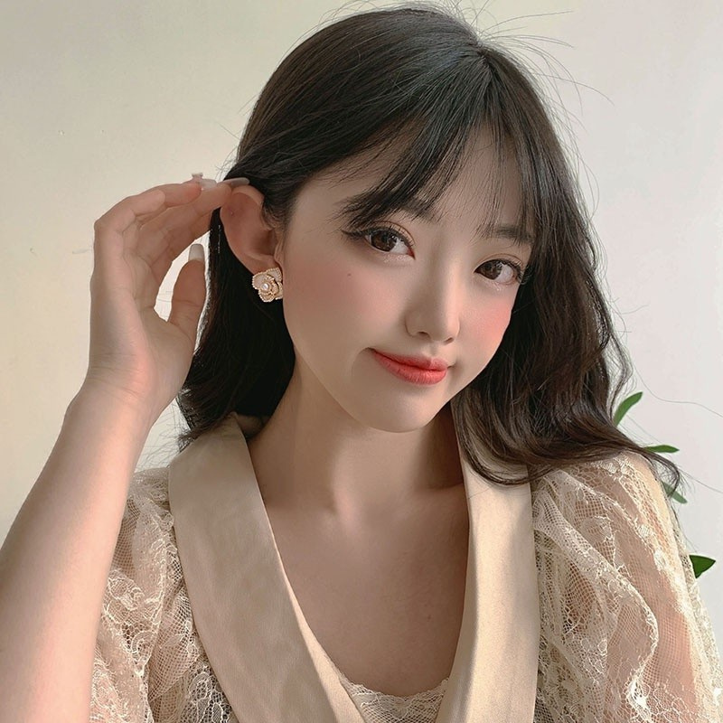 Khuyên tai mặt hình hoa trà đính ngọc trai nhân tạo thời trang Hàn Quốc