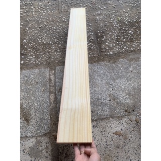 Thanh gỗ thông dài 1m rộng 11.5cm dày 2cm được bào láng 4 mặt