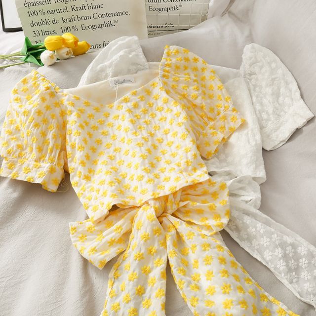 Áo kiểu IELGY tay phồng cổ chữ V in hình hoa cúc dễ thương