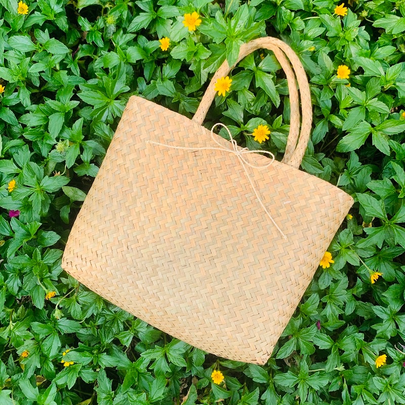 Túi cỏ bàng dáng vuông có lớp lót làm từ cỏ bàng 100% thiên nhiên, từ bàn tay thợ thủ công Việt Nam T984