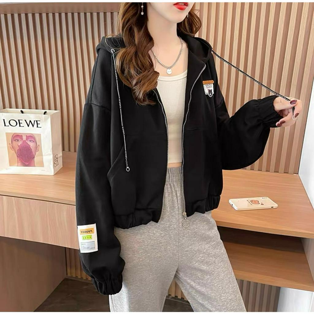 Áo Khoác Nữ Logo Thêu Hình Mèo Phối Chữ Chất Thun Mềm Mịn Mẫu Y Hình UTS