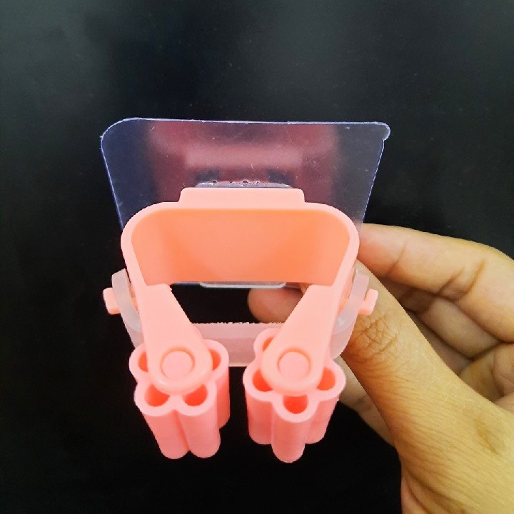 Móc dán tường cài chổi siêu tiện dụng