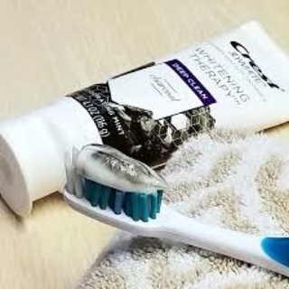 Kem Đánh Răng Crest 3D White Whitening Therapy Charcoal Deep Clean Fluoride Toothpaste (116g)