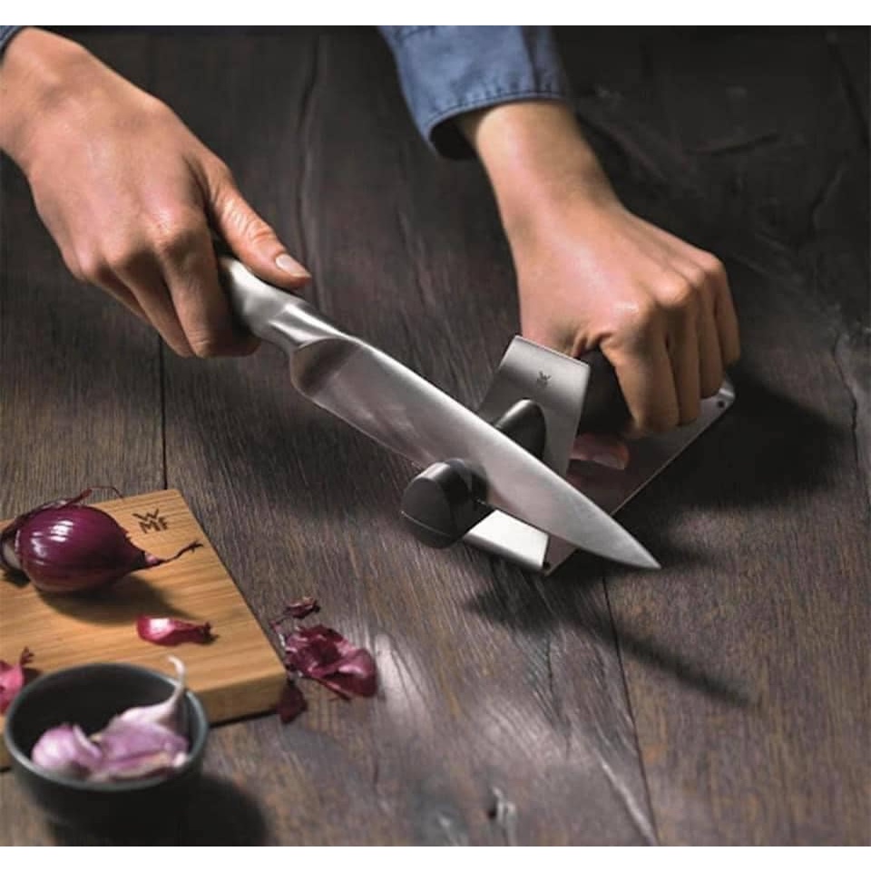 DỤNG CỤ MÀI DAO WMF GOURMET - BẢO VỆ LƯỠI DAO CỦA BẠN