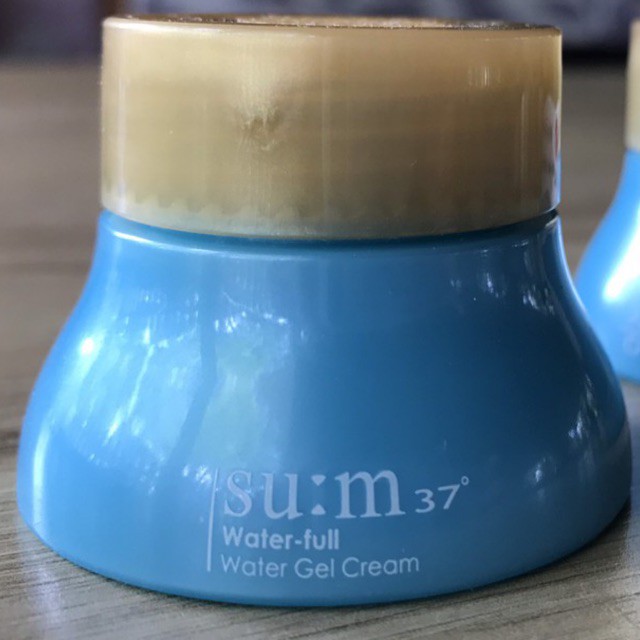 Kem dưỡng ẩm cấp nước Su:m 37