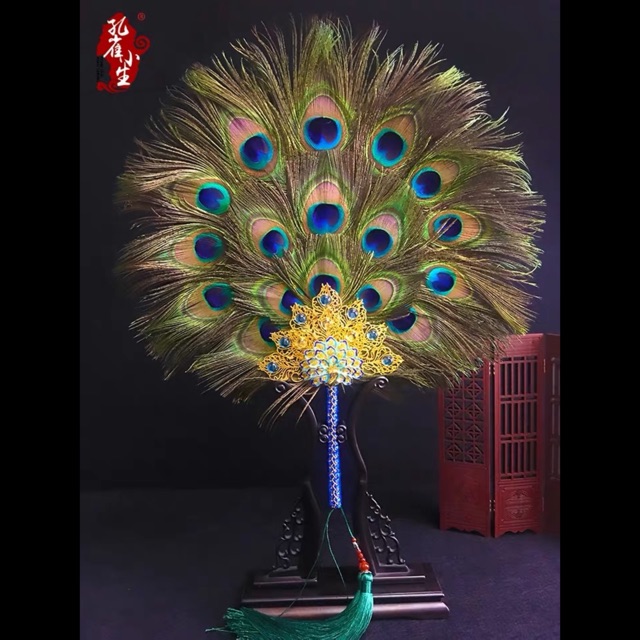 QUẠT LÔNG CÔNG TOẢ TRÒN ĐÍNH NGỌC