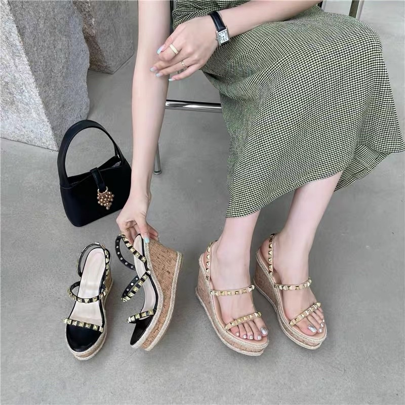 Sandal đế xuồng đinh tán cao 9cm