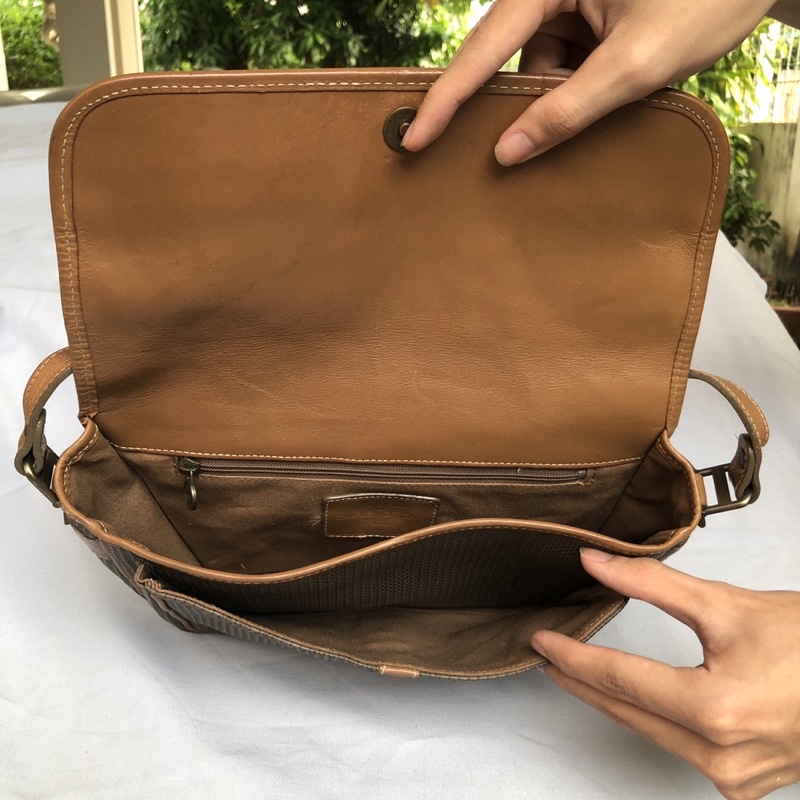 Túi chuẩn si. Túi qua sử dụng. Khách vui lòng xem hình nếu muốn biết thêm thông tin sản phẩm mời khách vô chat. Thanks .