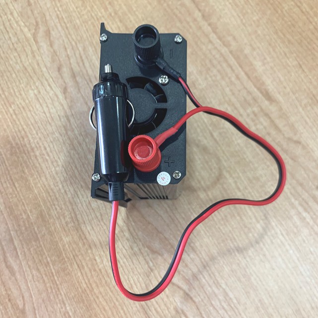 Bộ chuyển đổi kich dòng điện 12V thành 220V chịu tải 300W. Dùng cho gia đình, xe ô tô, nhà xưởng, văn phòng