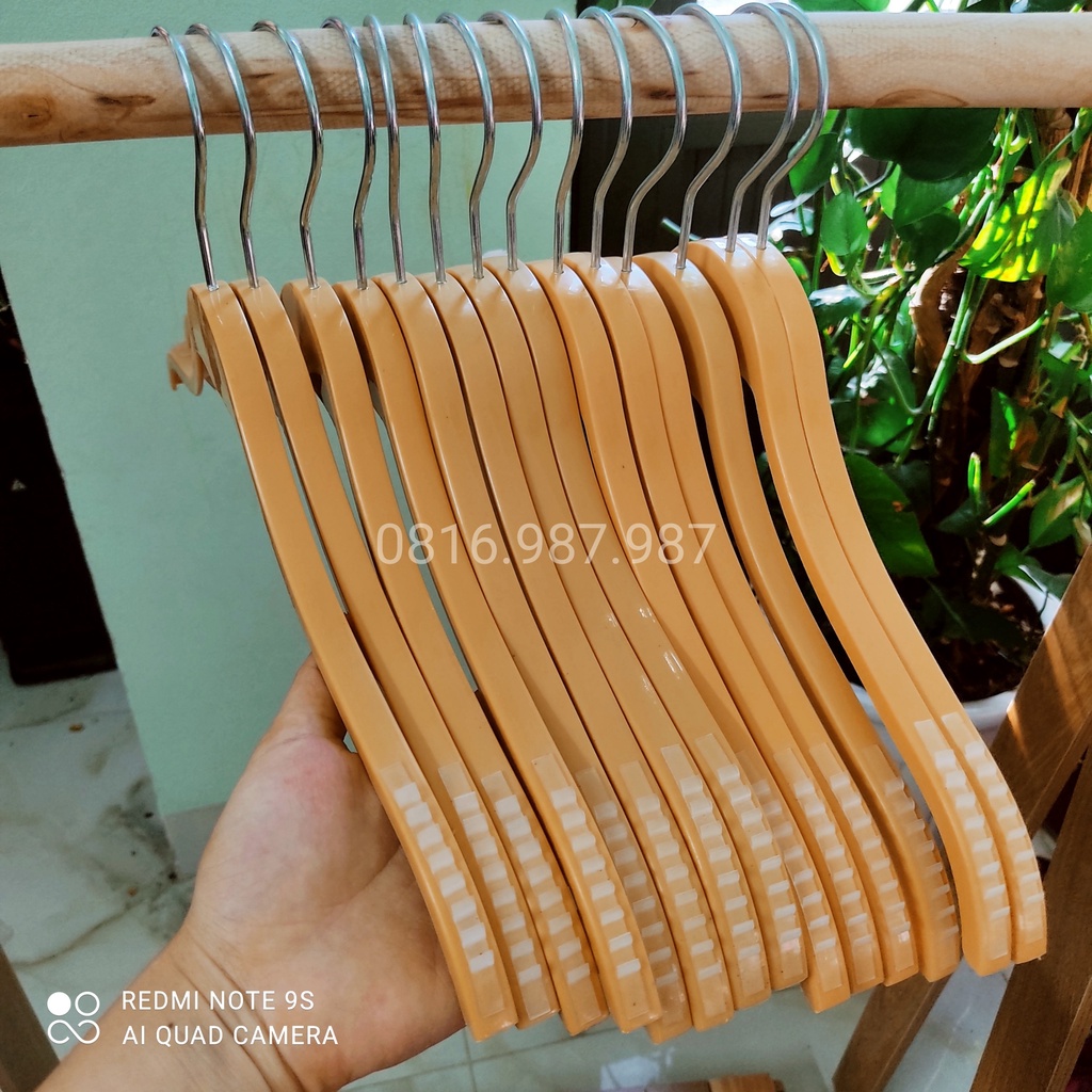 Móc Treo Quần Áo Bằng Nhựa Màu Vàng, Màu Nâu Có Đệm Cao Su Chống Tuột, Chất Liệu Nhựa Cao Cấp Bền Đẹp, Đầu Móc Xoay 360