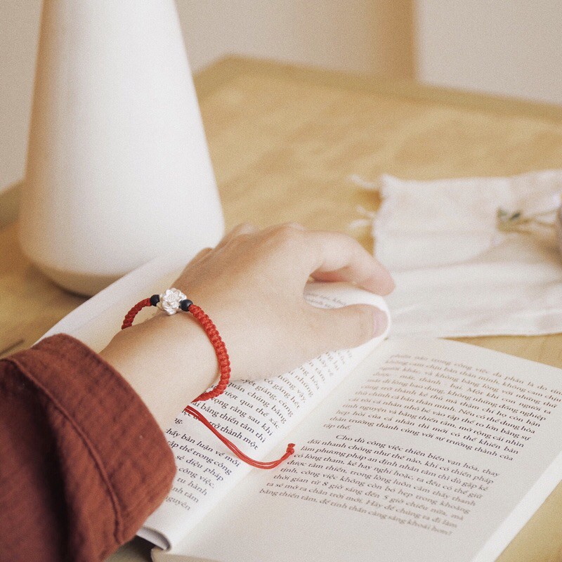 Vòng chỉ tết 2 hạt Trầm Hương 4 ly mix charm hoa sen bạc