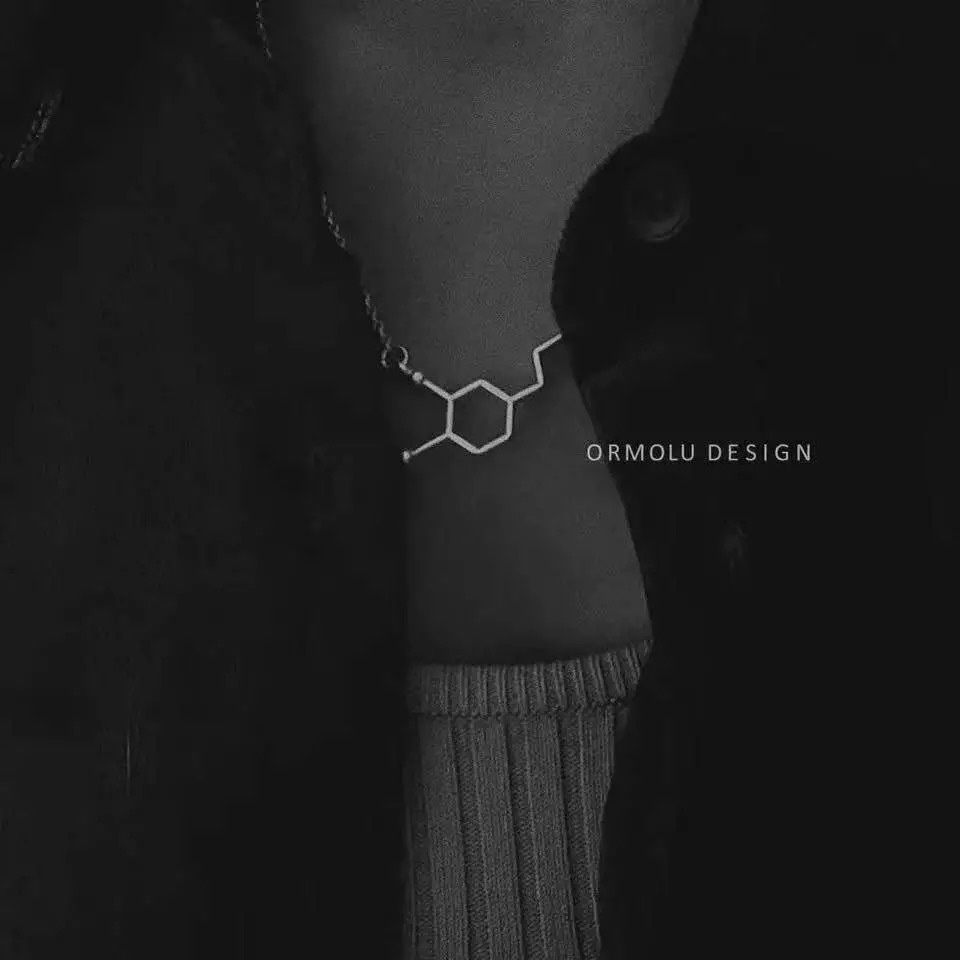 Vòng cổ thép titan mặt hình Dopamine thời trang