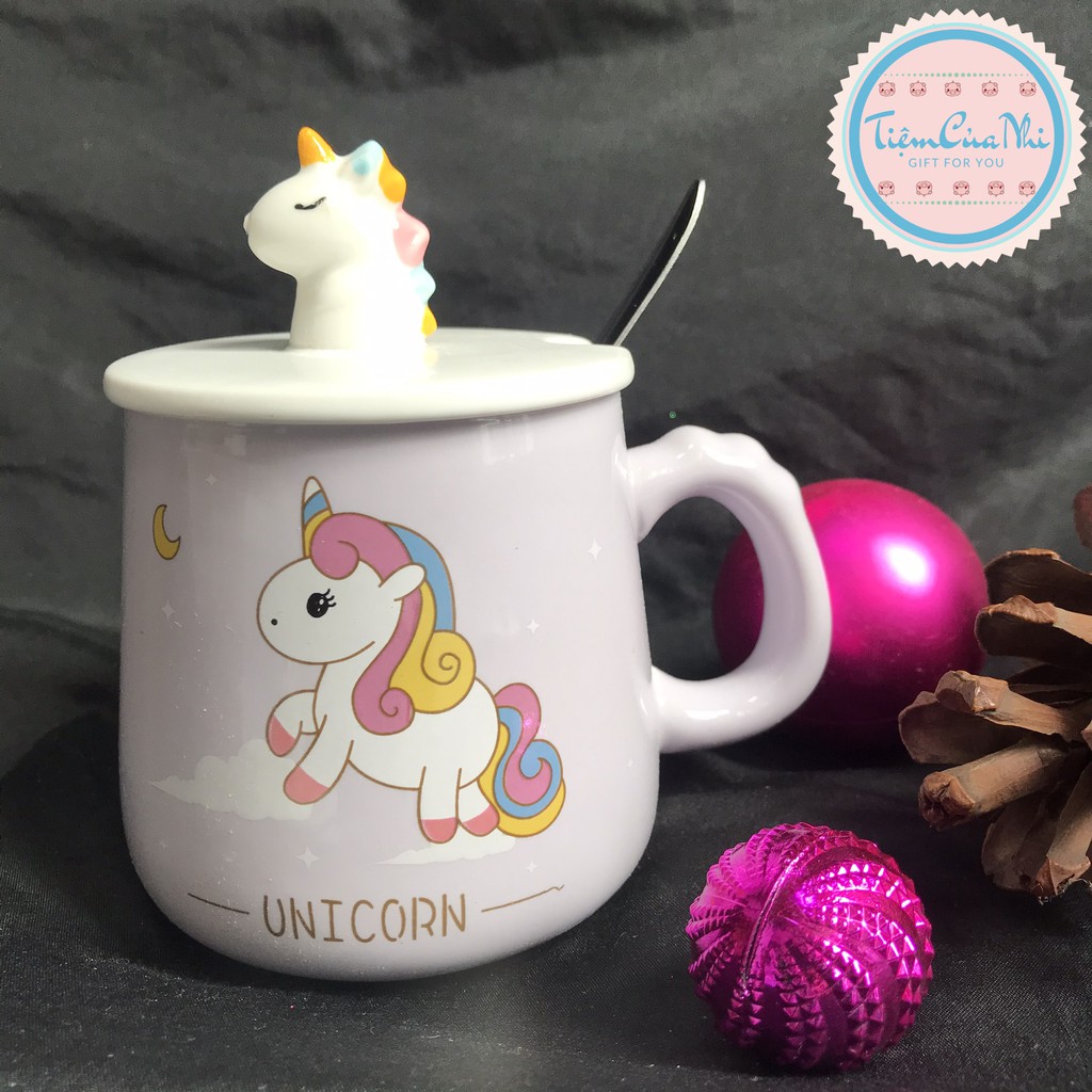 Ly sứ có nắp gắn ngựa 3D màu trắng in hình unicorn hồng có quai cầm kèm muỗng cà phê 350ml Tiệm Của Nhi LSCN17