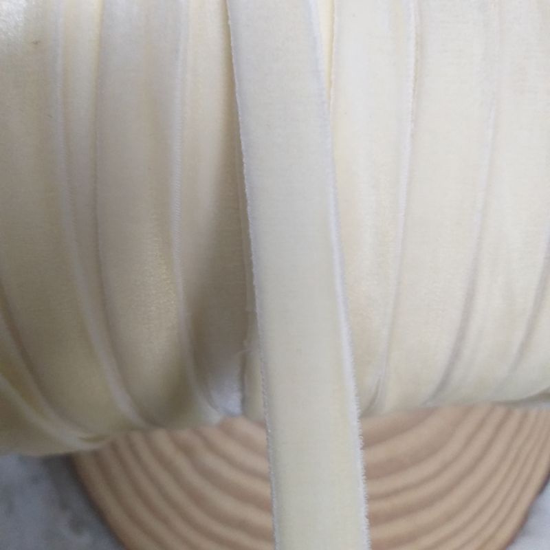 Ruy băng  nhung , có co giãn, size1 cm đến 2cm .