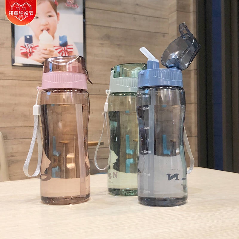 Thể thao có ống hút ly công suất lớn bé trai và bé gái cốc nhựa chịu nhiệt cầm tay mùa hè đơn giản sức đề kháng chống rò