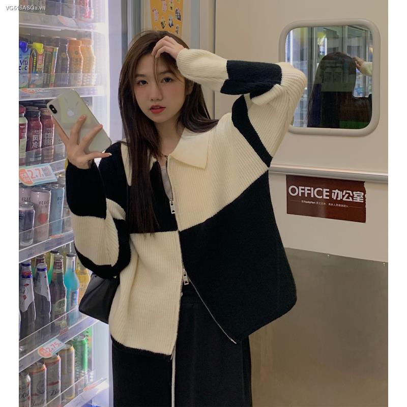 Áo khoác cardigan dệt kim dáng rộng mềm mại dày dặn phối khóa kéo họa tiết caro trắng đen cho nữ