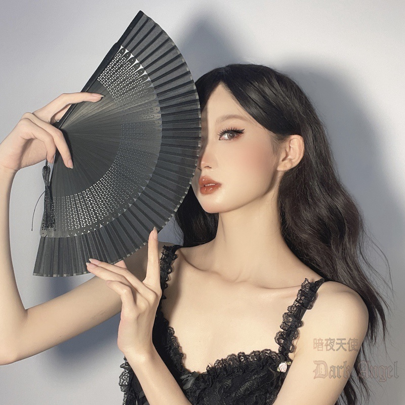 Quạt xếp cầm tay màu đen phong cách Trung Hoa cổ điển