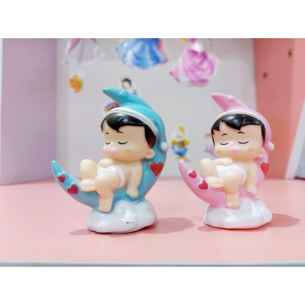 Đôi bé trai nằm trăng