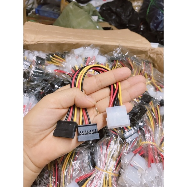 Cáp chuyển nguồn 1 ATA - Molex 4 Pin Ra 2 SATA