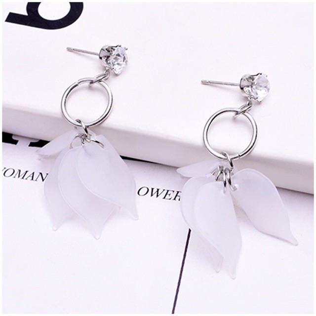 Đôi bông tai chùm lá trắng xinh xắn