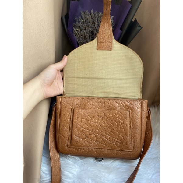 Túi đeo chéo da mộc dập vân