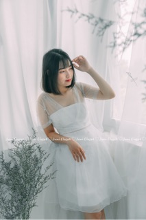 Váy trắng tay lưới