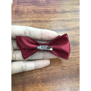 Nơ cài cổ áo sơ mi cho bé trai