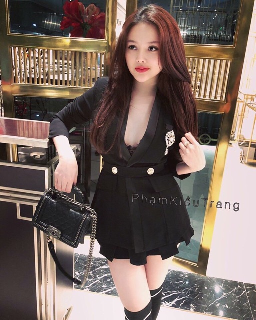 Áo vest Áo vest Lụa Balmain chuẩn y hình đẹp nhé, kết hợp với cv xly to. Nhà m có bán cả cv này nhé.