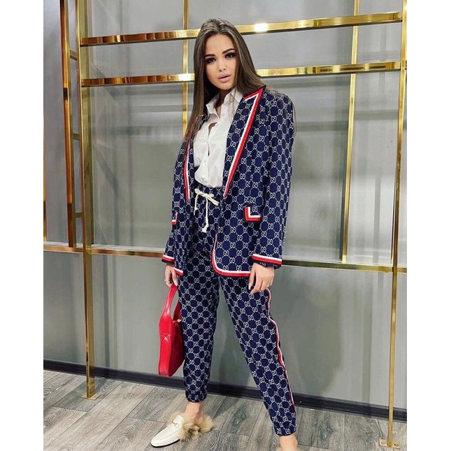 Bộ đồ thời trang mới Gucci với ve áo đôi in chữ G áo khoác đai tay viền vải sọc quần lưng thun.