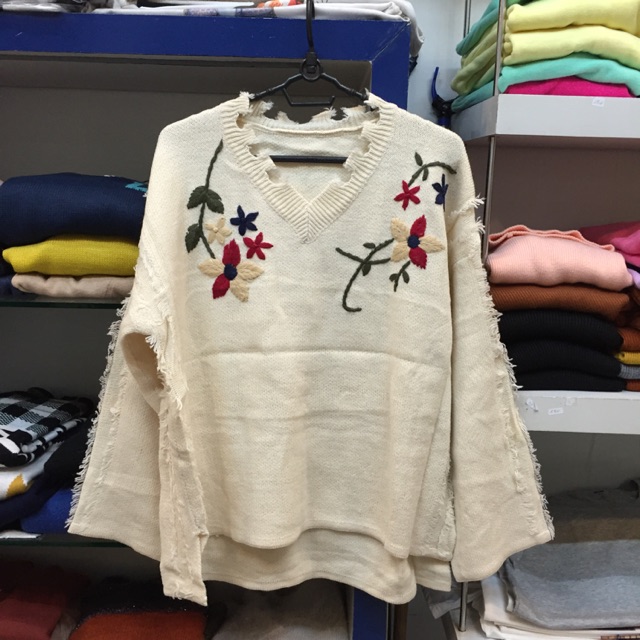 Áo len tay rộng thêu hoa