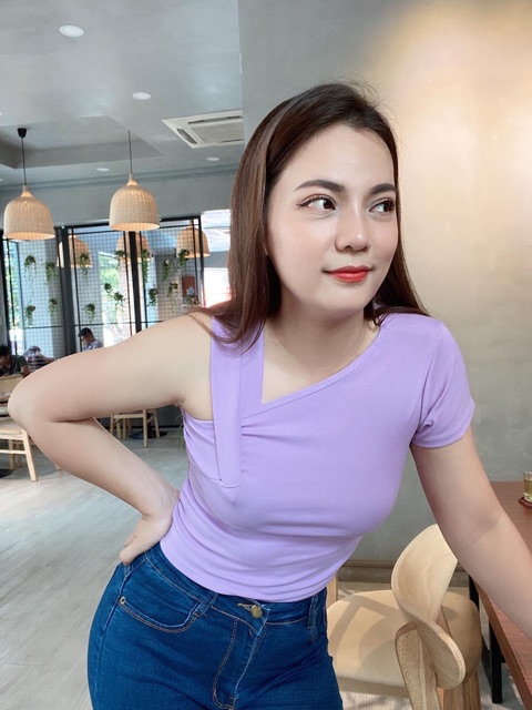 áo thun tay ngắn nữ croptop kiểu lệch vai