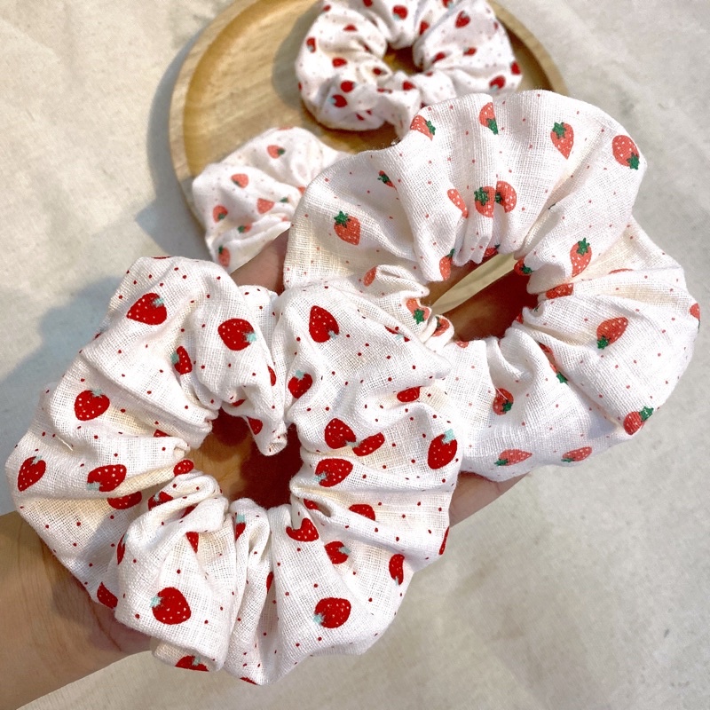 Scrunchies cột tóc hình quả dâu nhí