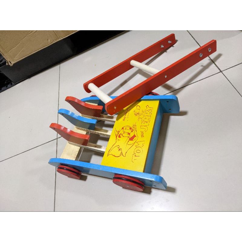 Xe tập đi cho bé