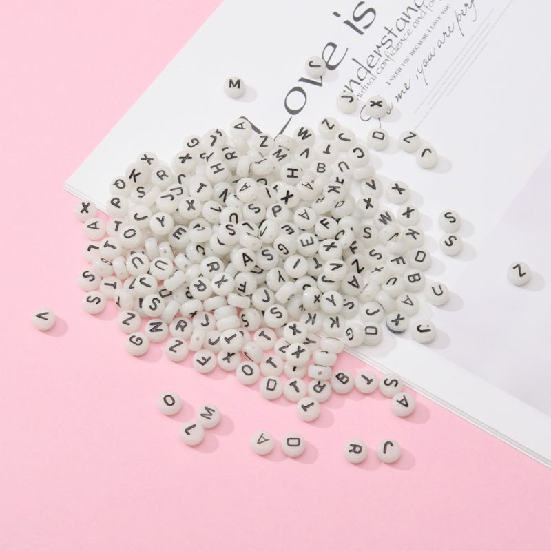 Bộ 100 hạt nhựa acrylic 7mm khắc chữ cái phát sáng trong tối dùng làm trang sức DIY