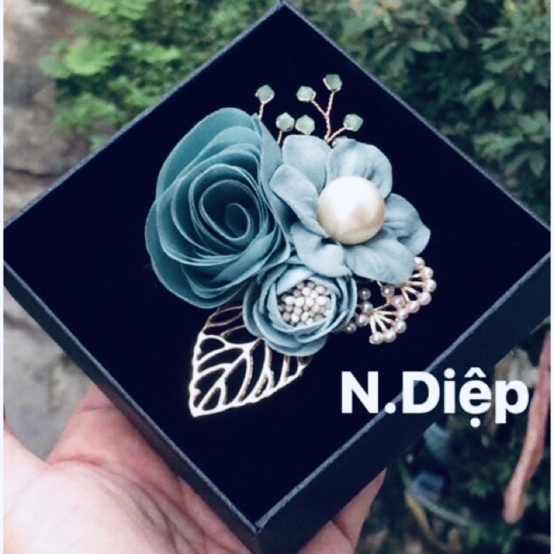 Hoa cài áo cao cấp đính pha lê phối cành lá mạ kim