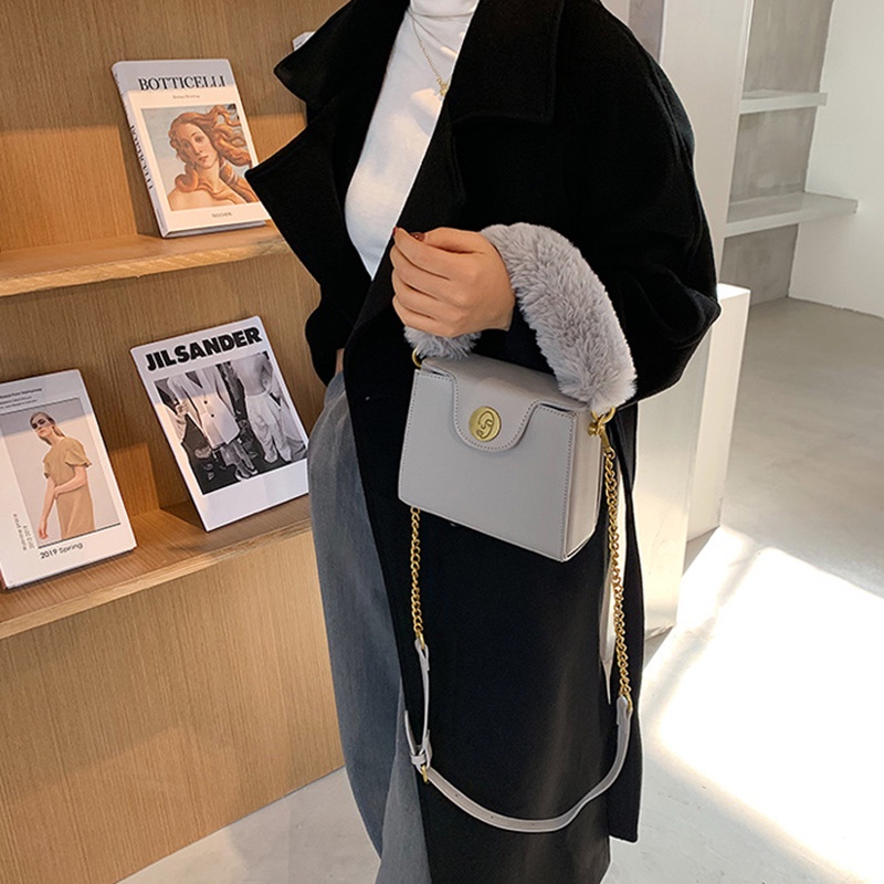 Túi đeo chéo IELGY phủ lông phối dây xích thời trang thoải mái sành điệu cho nữ